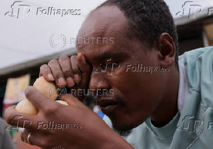Ethiopians tackle food prices with small-scale poultry farms