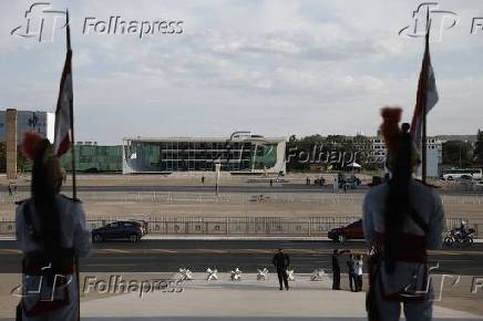 Grades são colocadas na Praça dos Três Poderes