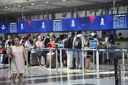 Movimentação de passageiros no aeroporto jfk em nova york.