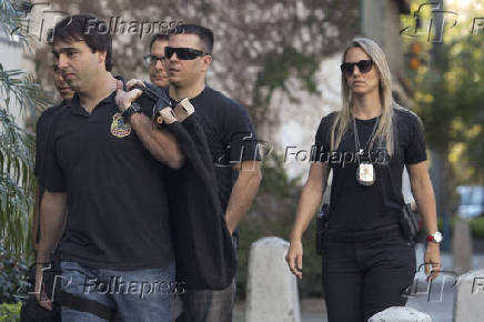 Policiais federais saem do apartamento de Marcelo Miller