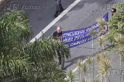 Representantes sindicais do sinpeem realizam manifestação em frente a câmera municipal de são paulo.