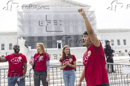 US Supreme Court hears President Trump's challenge to birthright citizenship