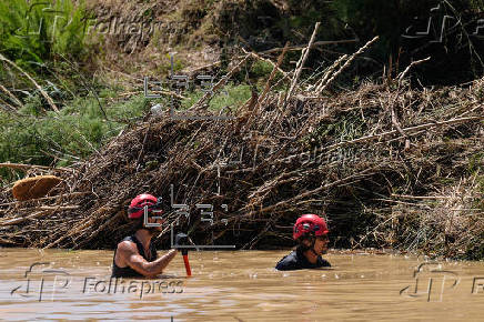 Buscan a dos personas arrastradas por el río Foix, a la altura de Cubelles (Barcelona)