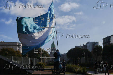 Trabajadores argentinos de la salud paran y marchan en reclamo de mejoras salariales