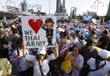 Protesters rally at Victory Monument against war with Cambodia
