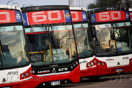 Argentine bus unions call a strike to demand wage increase