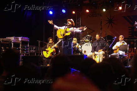 Virada Cultural - Cantor e violeiro Xangai no palco da Sé