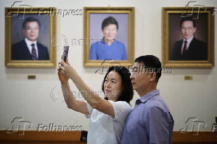 Tourists flock to the presidential Blue House before its closure