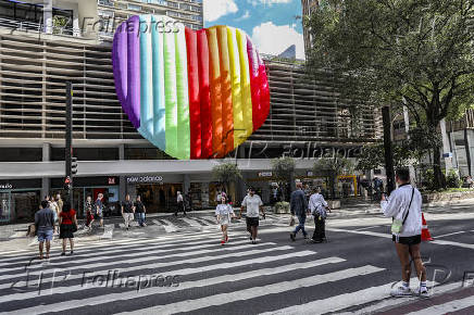 Fachada do Conjunto Nacional com decoração LGBT