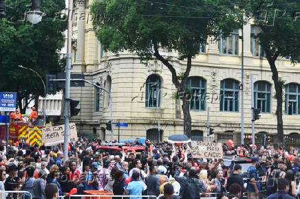 O corpo da cantora Preta Gil, saindo do Theatro Municipal, em cortejo no carro do corpo de bombeiros