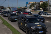Carros da Força Nacional na avenida Brasil, na altura da Pavuna, zona norte do Rio 