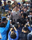 Liberal party's presidential candidate campaigns in Yeongcheon