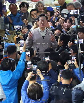 Liberal party's presidential candidate campaigns in Yeongcheon