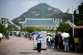 Tourists flock to the presidential Blue House before its closure