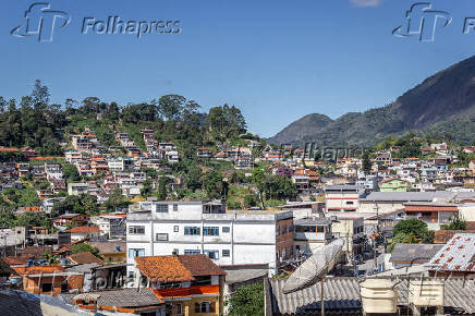 Vista de área com habitações em encosta em Teresópolis, no Rio