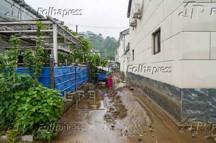 Heavy rains disrupt communications in Beijing area