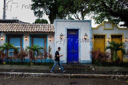 Pizzaria com fachada colonial na rua atrás da praia de São Sebastião (SP)