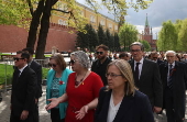 Foreign diplomats lay flowers at Moscow?s Tomb of Unknown Soldier ahead of Victory Day