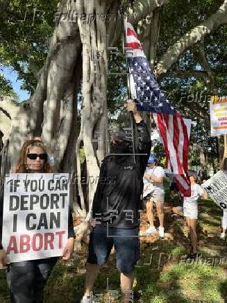 Miles de vecinos de Donald Trump van a su casa de Mar-a-Lago a gritarle: 'No Kings'