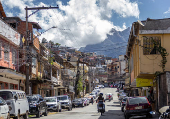 Vista de área com habitações em encosta em Teresópolis, no Rio