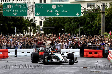 Vehículo del equipo Mercedes-AMG Petronas de Fórmula 1 recorre las calles de San Juan