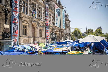 Migrants camp outside Paris City Hall asking for shelter