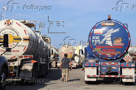 Jubilados cierran planta de la estatal Pemex y provocan desabasto de gasolina en Chiapas