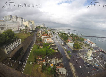 Vista da Cidade Baixa, no centro de Salvador (BA)
