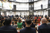 El papa visita una cárcel romana por Jueves Santo durante su convalecencia