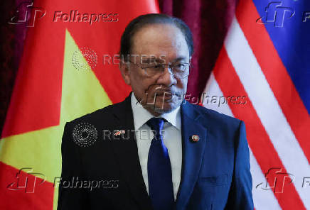 The Prime Minister of Vietnam meets his Malaysian counterpart during his visit to Malaysia
