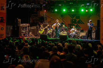 Virada Cultural - Cantor e violeiro Xangai no palco da Sé