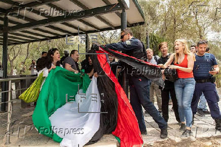 Detenidas 12 personas por levantar la bandera palestina en la Acrópolis de Atenas