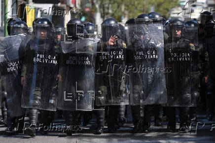 Afines a Evo Morales se enfrentan con policías y anuncian un bloqueo nacional en Bolivia