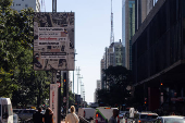 Vista de painéis na avenida paulista, parada LGBT+