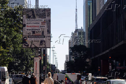 Vista de painéis na avenida paulista, parada LGBT+