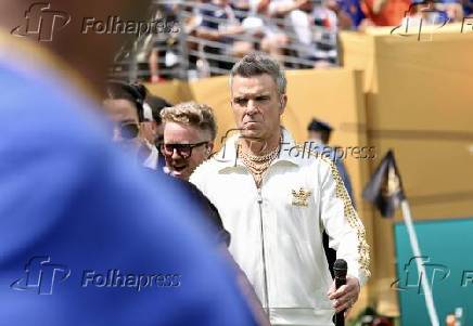 Robbie williams e laura pausini lideram a inesquecível preparação para a copa do mundo de clubes da fifa na partida final entre chelsea e psg.