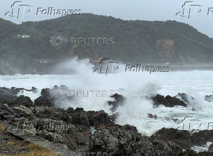 Strong winds hit the south coast in Wellington
