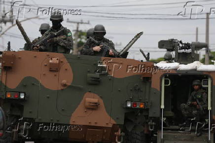Soldados do Exército durante operação na Vila Aliança