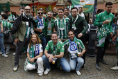 Aficionados del Betis animan a su equipo en Breslavia previo al partido de final de la Liga Conferencia