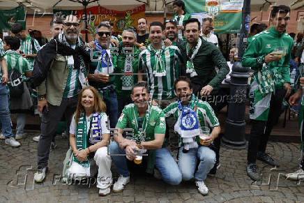 Aficionados del Betis animan a su equipo en Breslavia previo al partido de final de la Liga Conferencia