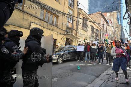 Supporters of Evo Morales's candidacy clash with police, in La Paz