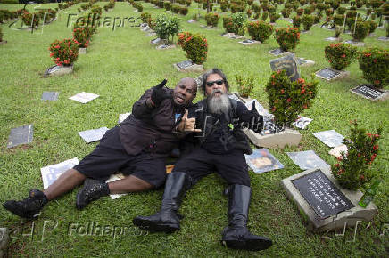 Fãs de Raul Seixas visitam o túmulo do cantor em Salvador