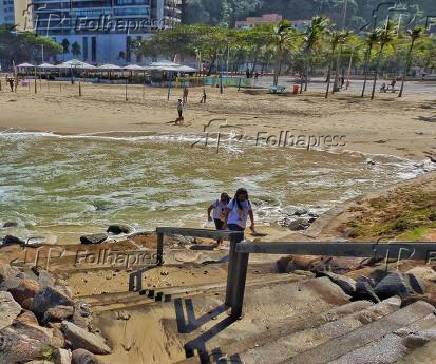Ressaca na praia do Leme no Rio de Janeiro