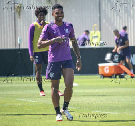 Apresentação do atacante Vitinho no CT Dr. Joaquim Grava