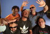 Os músicos da banda O Rappa posam para foto 