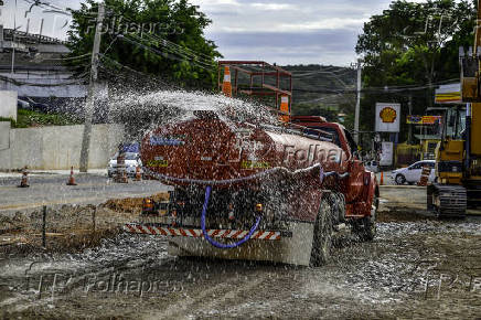 Caminhão pipa distribui água nas obras viárias em SJC