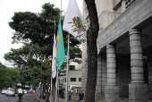 Bandeiras a meio mastro pela morte do prefeito de Belo Horizonte (MG)