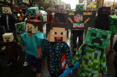 El 'Día del Orgullo Friki' se fortalece en Bolivia con un desfile cientos de fanáticos