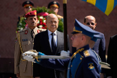Yemen's presidential council chief Al-Alimi visits Russia