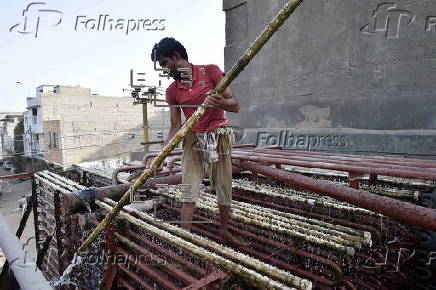 Workers battle heatwave at Karachi ice factory